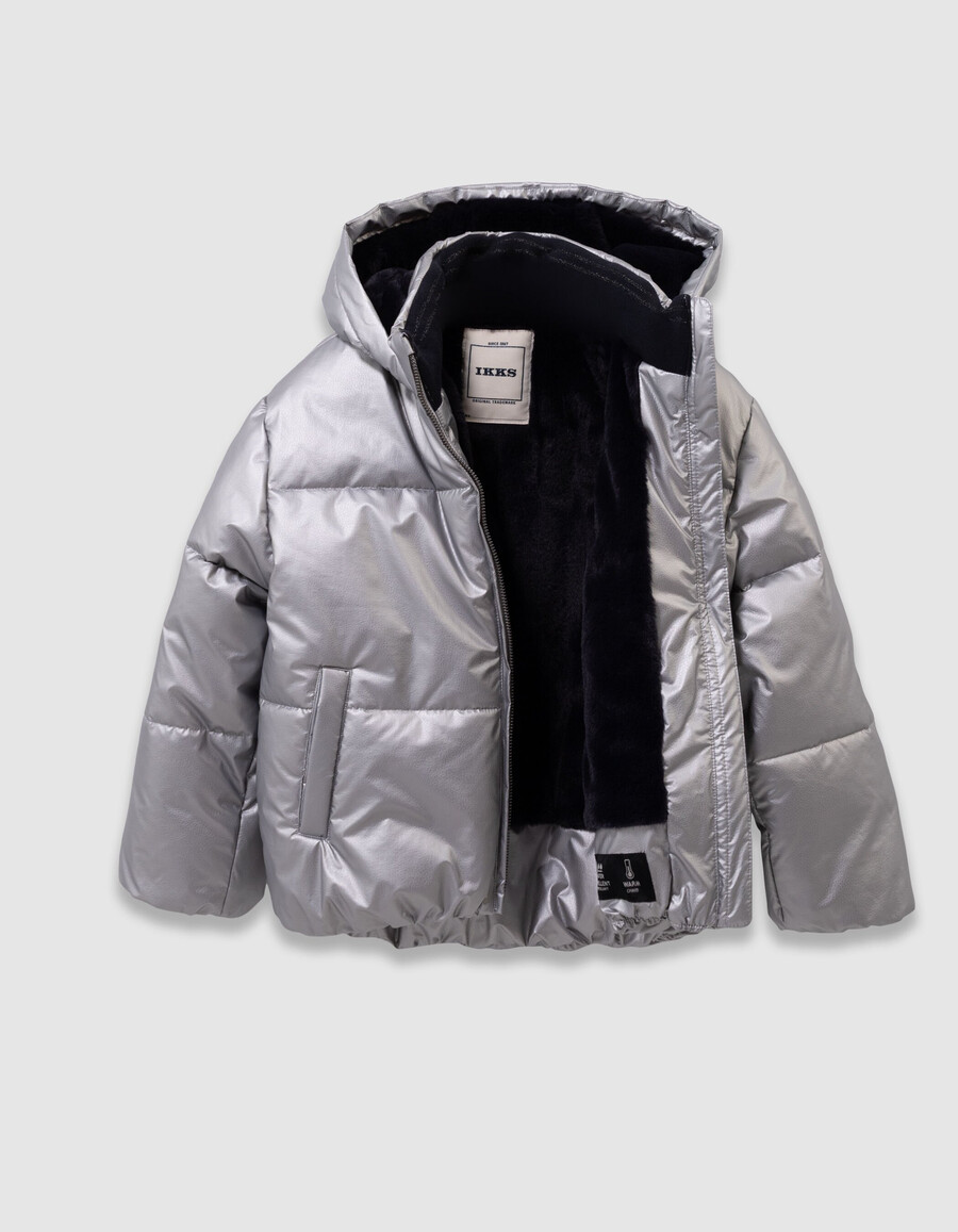 silberne steppjacke für mädchen mit marineblauer pelzgefütterter kapuze
