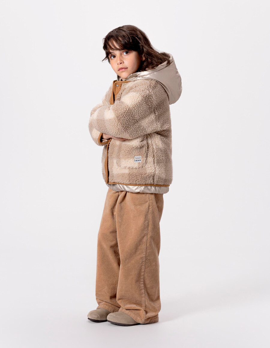 wendbare steppjacke für mädchen mit gold- und sherpa-karomuster.