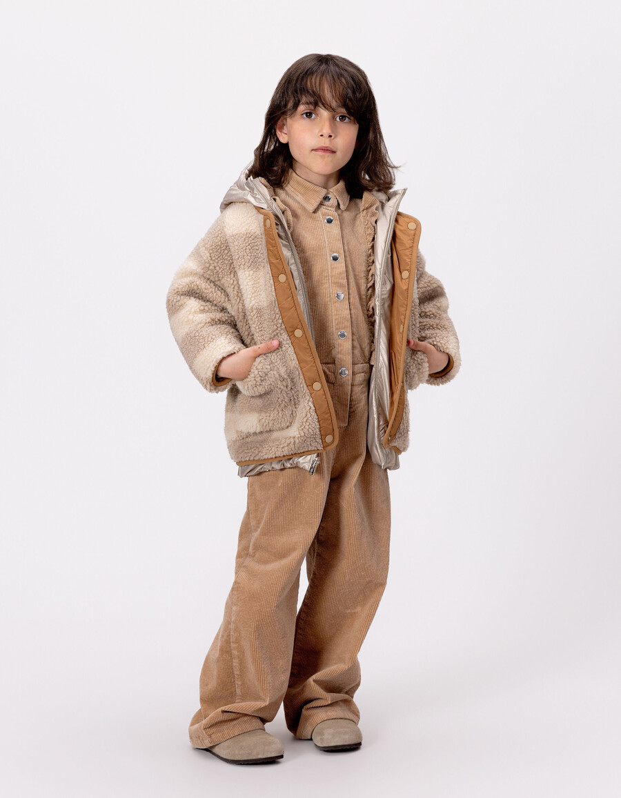 wendbare steppjacke für mädchen mit gold- und sherpa-karomuster.
