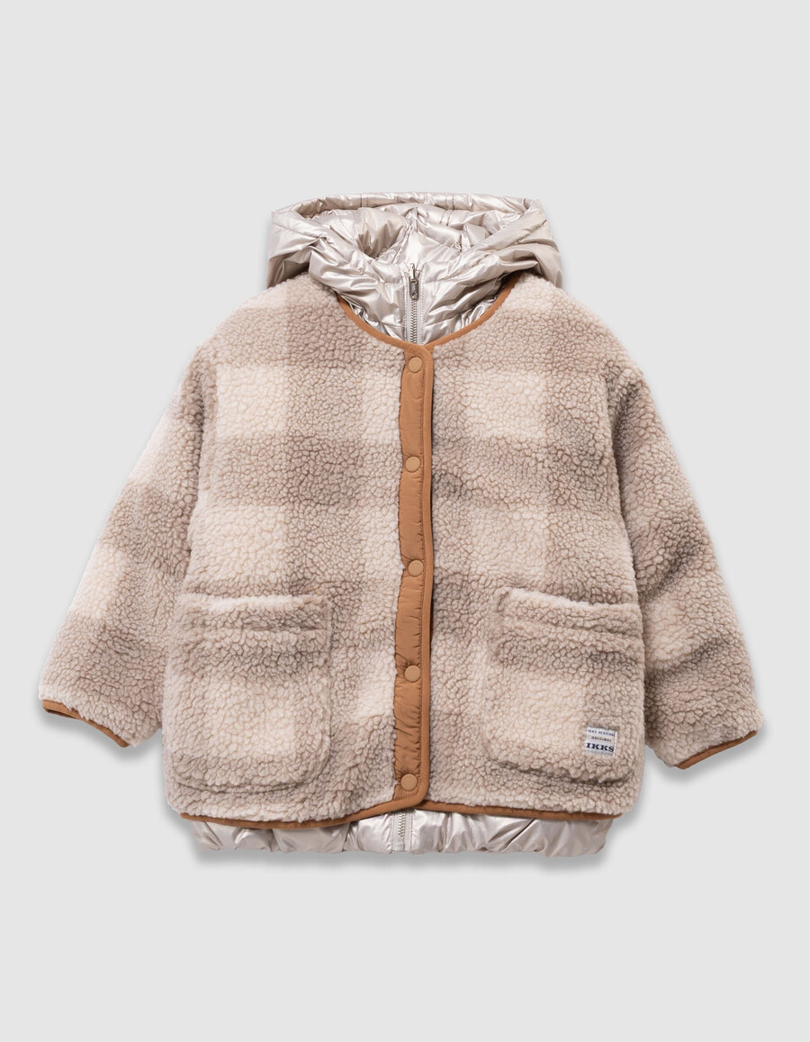 wendbare steppjacke für mädchen mit gold- und sherpa-karomuster.