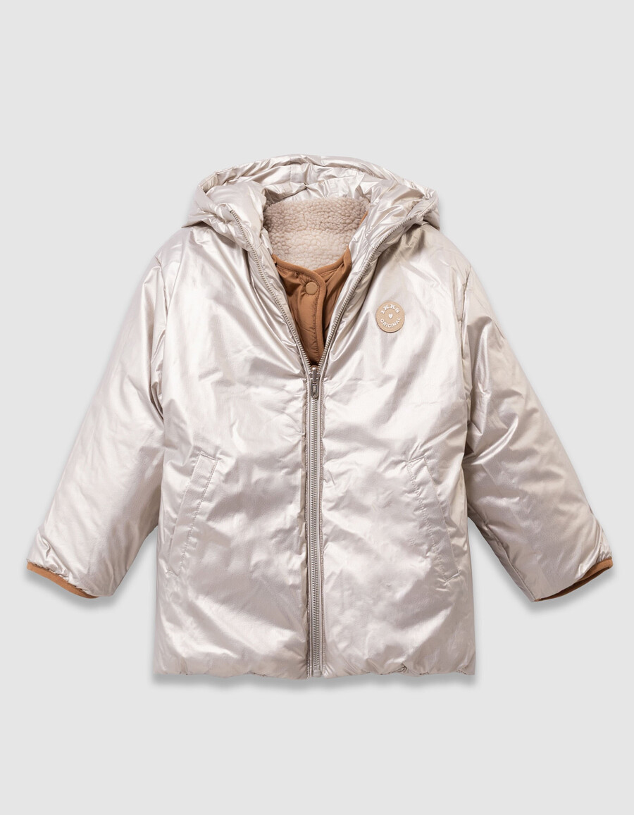 wendbare steppjacke für mädchen mit gold- und sherpa-karomuster.