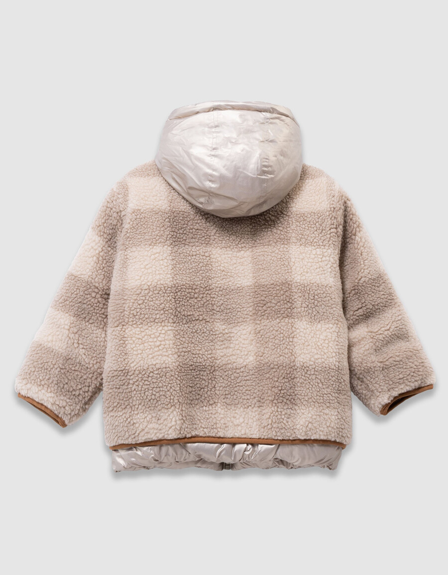 wendbare steppjacke für mädchen mit gold- und sherpa-karomuster.
