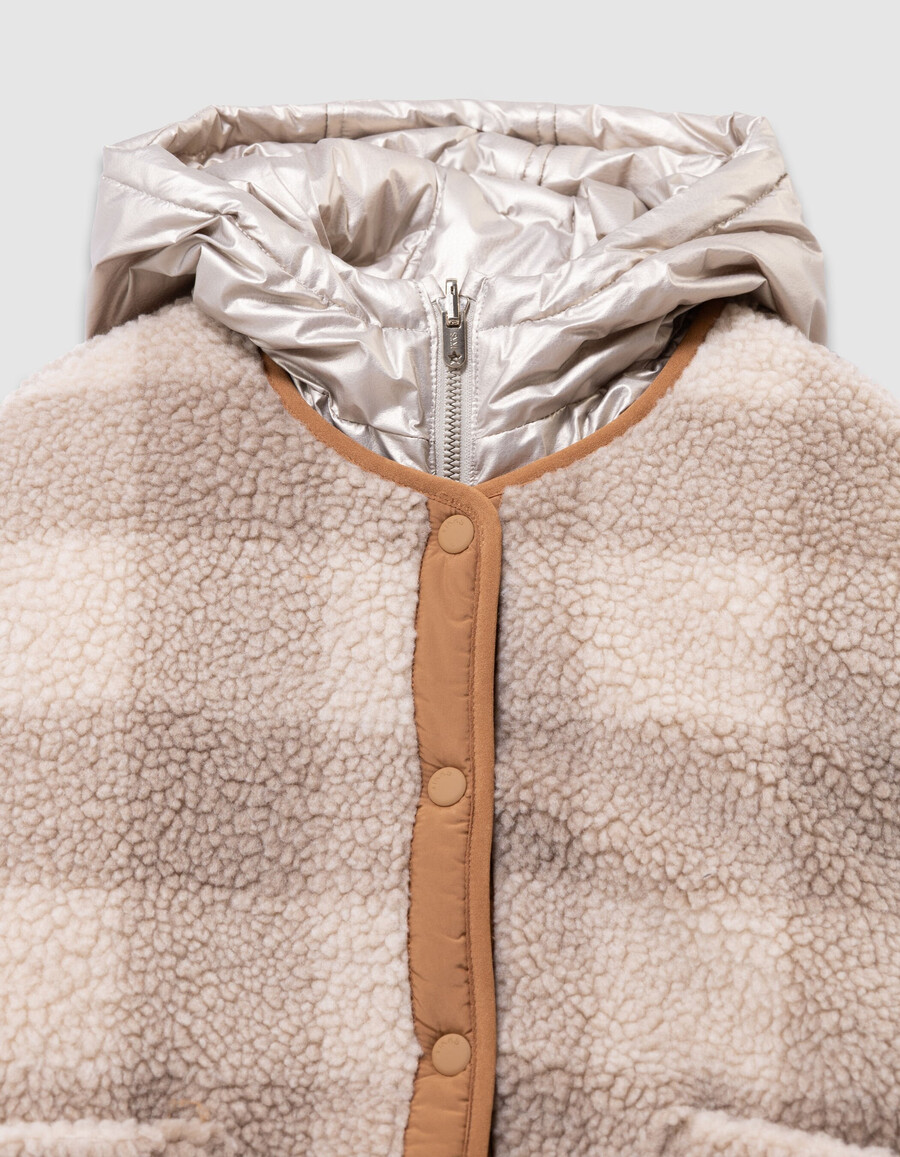 wendbare steppjacke für mädchen mit gold- und sherpa-karomuster.