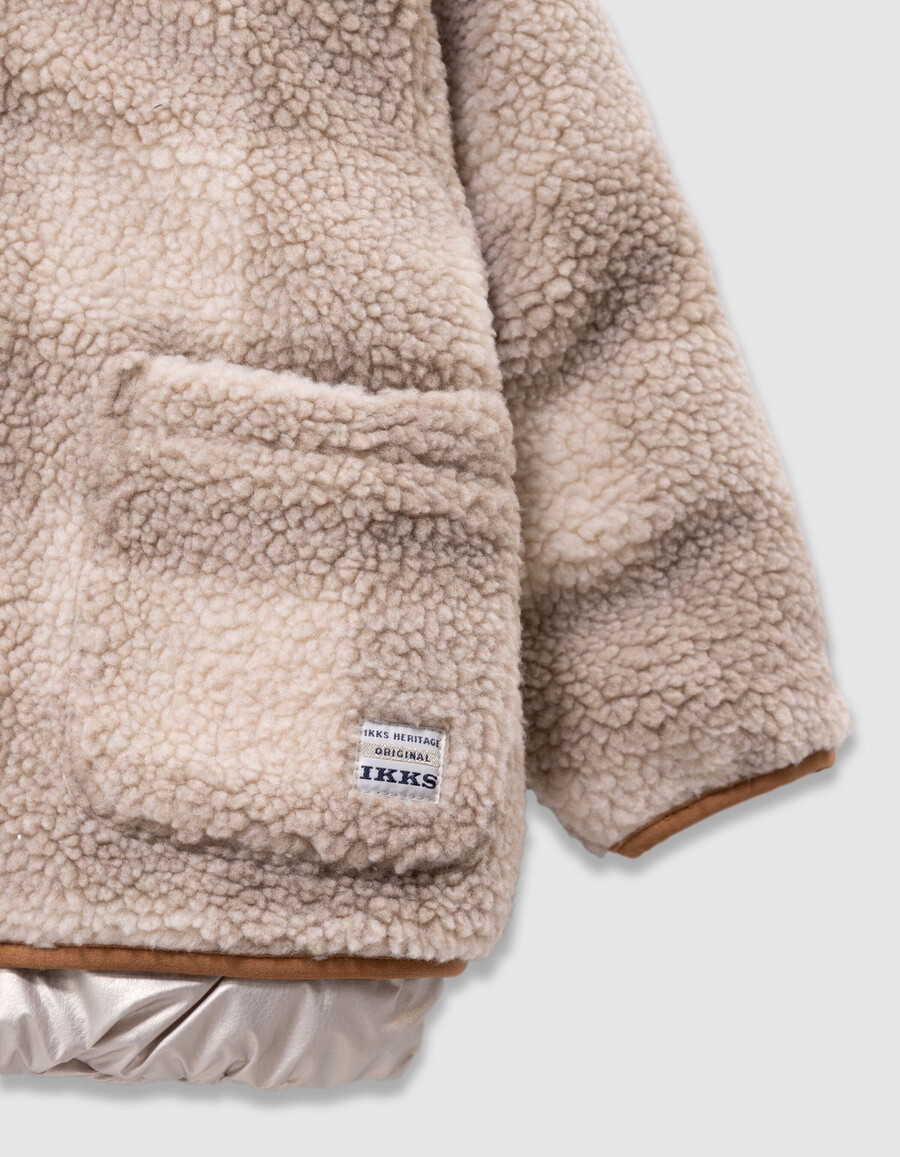 wendbare steppjacke für mädchen mit gold- und sherpa-karomuster.