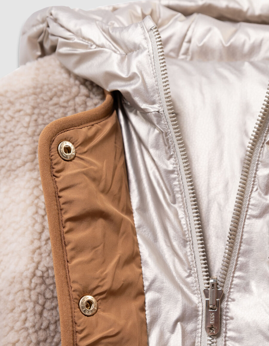 wendbare steppjacke für mädchen mit gold- und sherpa-karomuster.