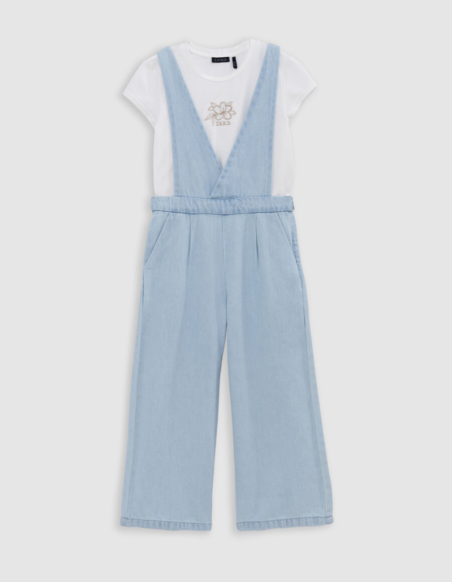 set aus blauer jeans-latzhose und t-shirt für mädchen
