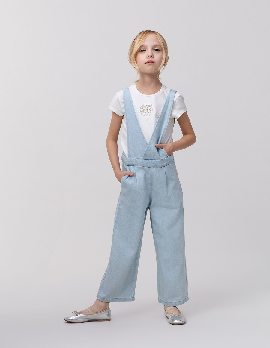 set aus blauer jeans-latzhose und t-shirt für mädchen
