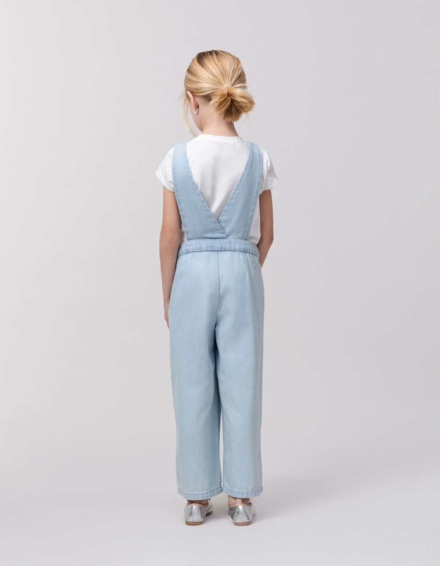 set aus blauer jeans-latzhose und t-shirt für mädchen
