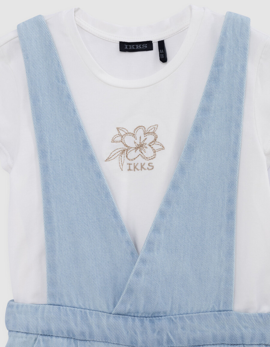 set aus blauer jeans-latzhose und t-shirt für mädchen