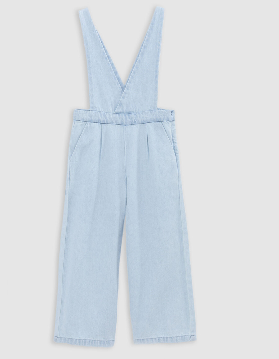 set aus blauer jeans-latzhose und t-shirt für mädchen