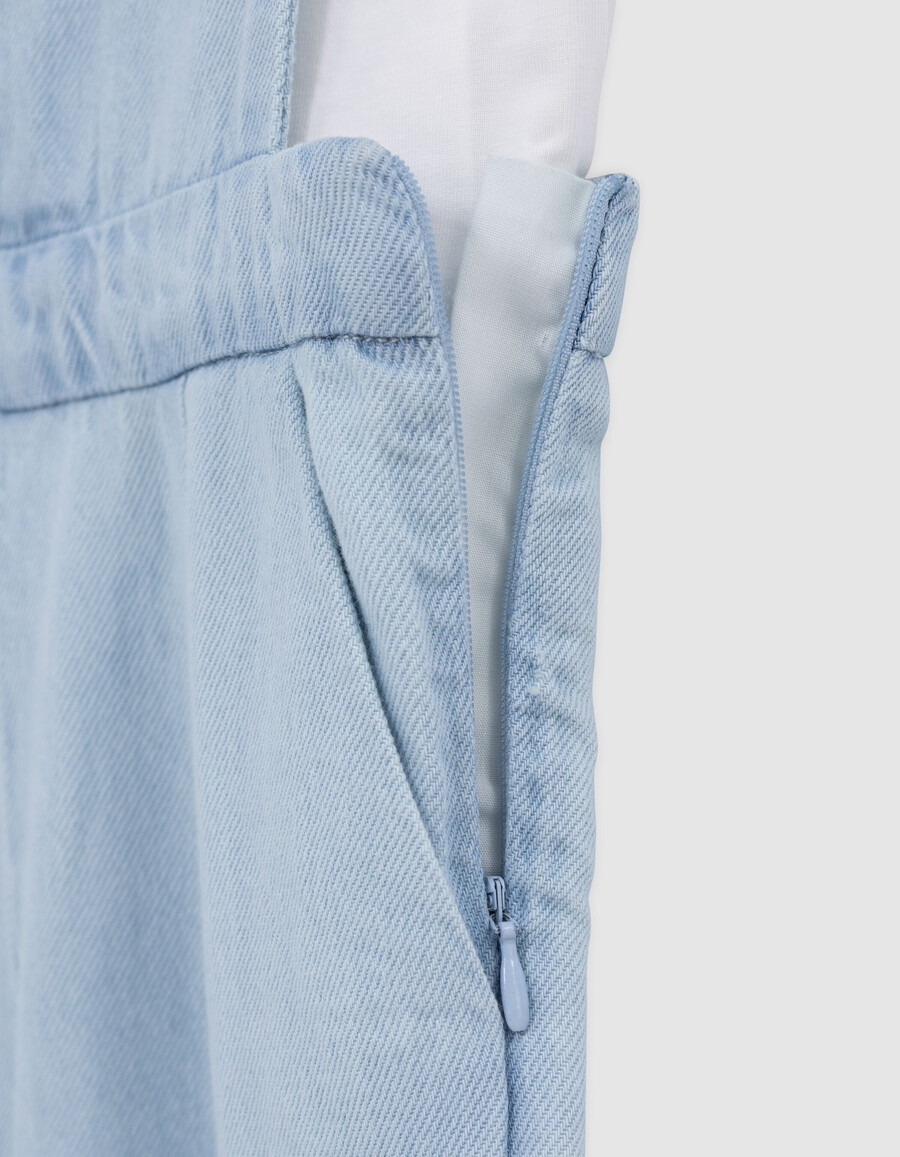 set aus blauer jeans-latzhose und t-shirt für mädchen
