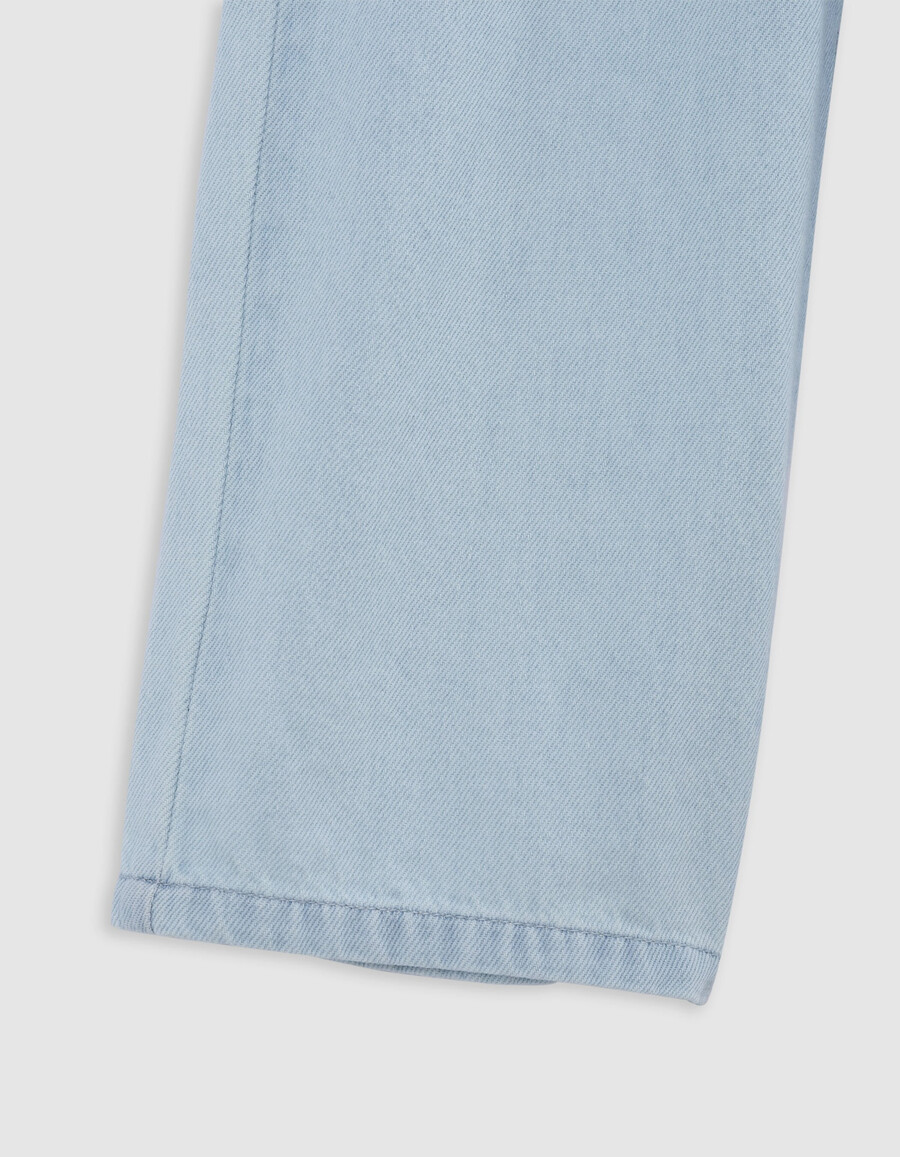 set aus blauer jeans-latzhose und t-shirt für mädchen