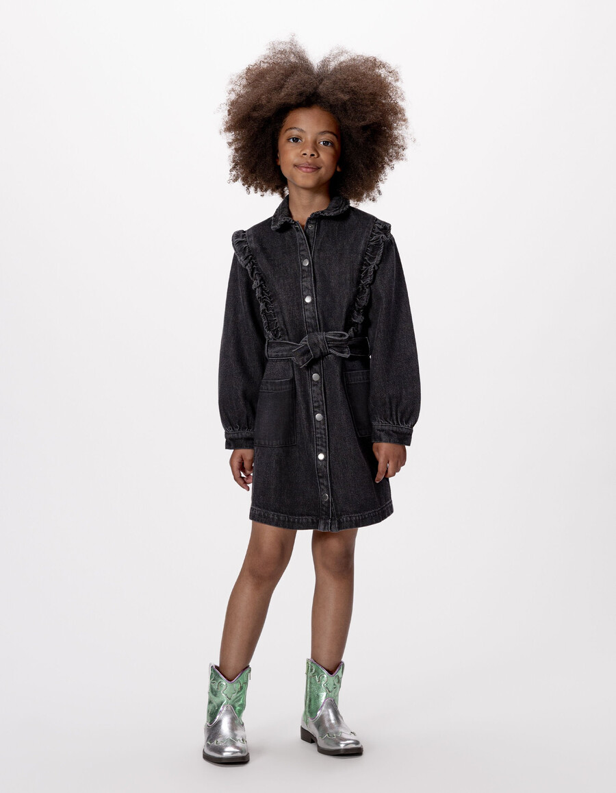 graues jeanskleid für mädchen mit gürtel und rüschendetails