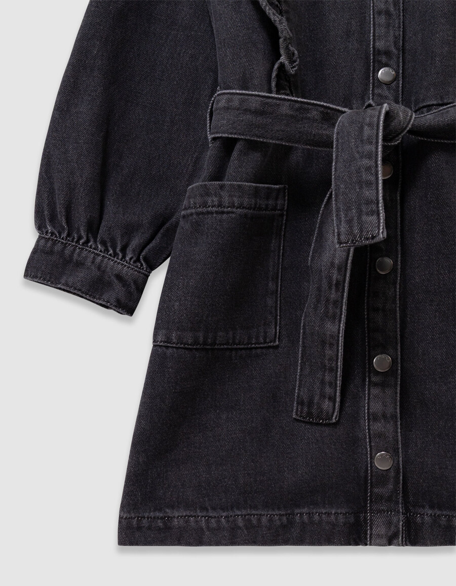 graues jeanskleid für mädchen mit gürtel und rüschendetails