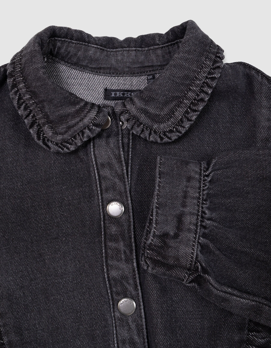 graues jeanskleid für mädchen mit gürtel und rüschendetails