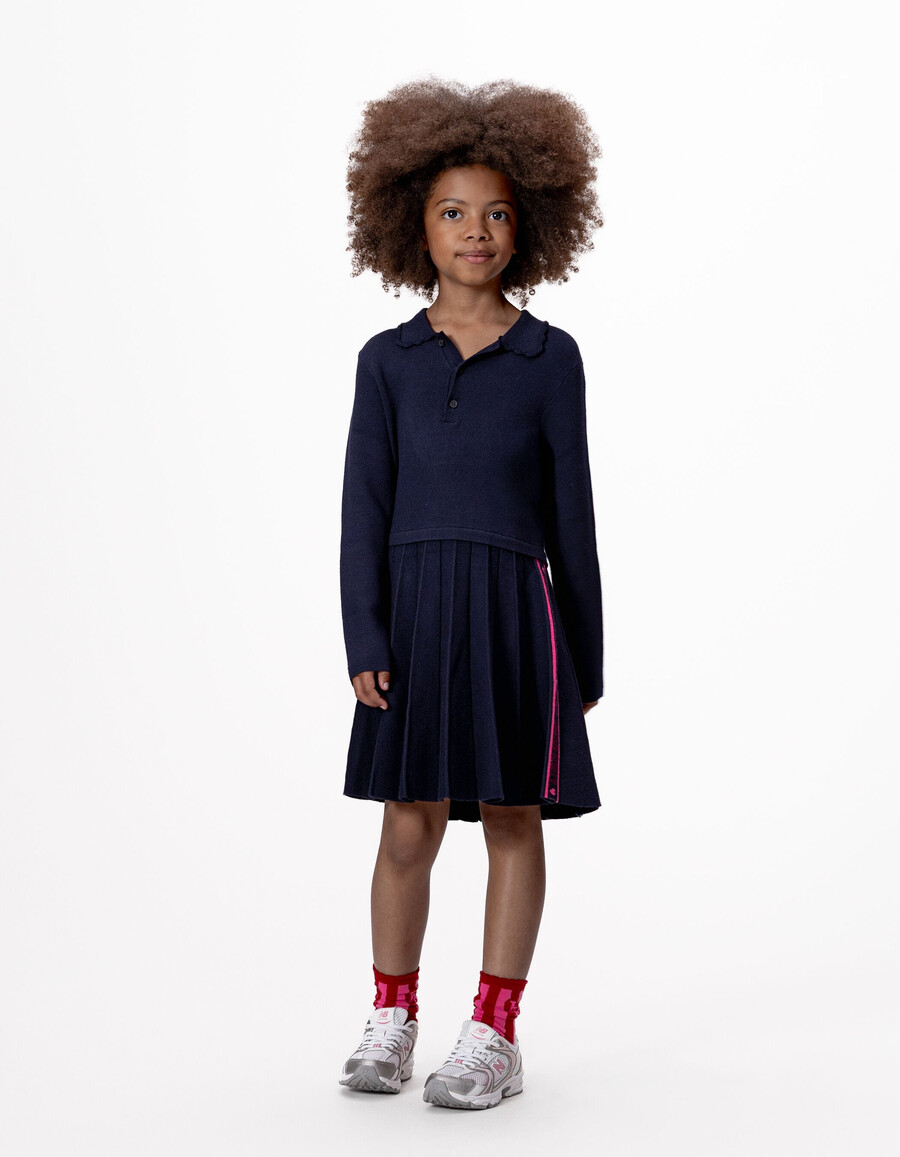 mädchen-strickkleid in marineblau mit falten und langen ärmeln