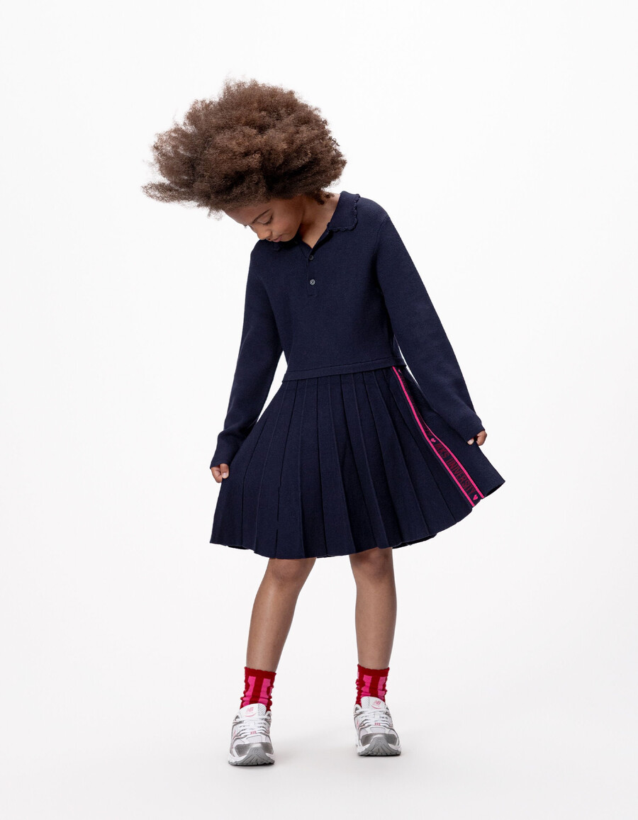 mädchen-strickkleid in marineblau mit falten und langen ärmeln