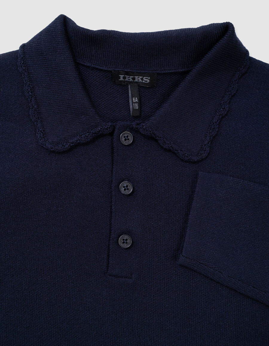 mädchen-strickkleid in marineblau mit falten und langen ärmeln
