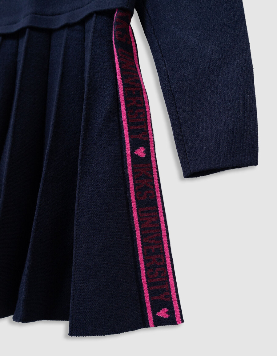 mädchen-strickkleid in marineblau mit falten und langen ärmeln