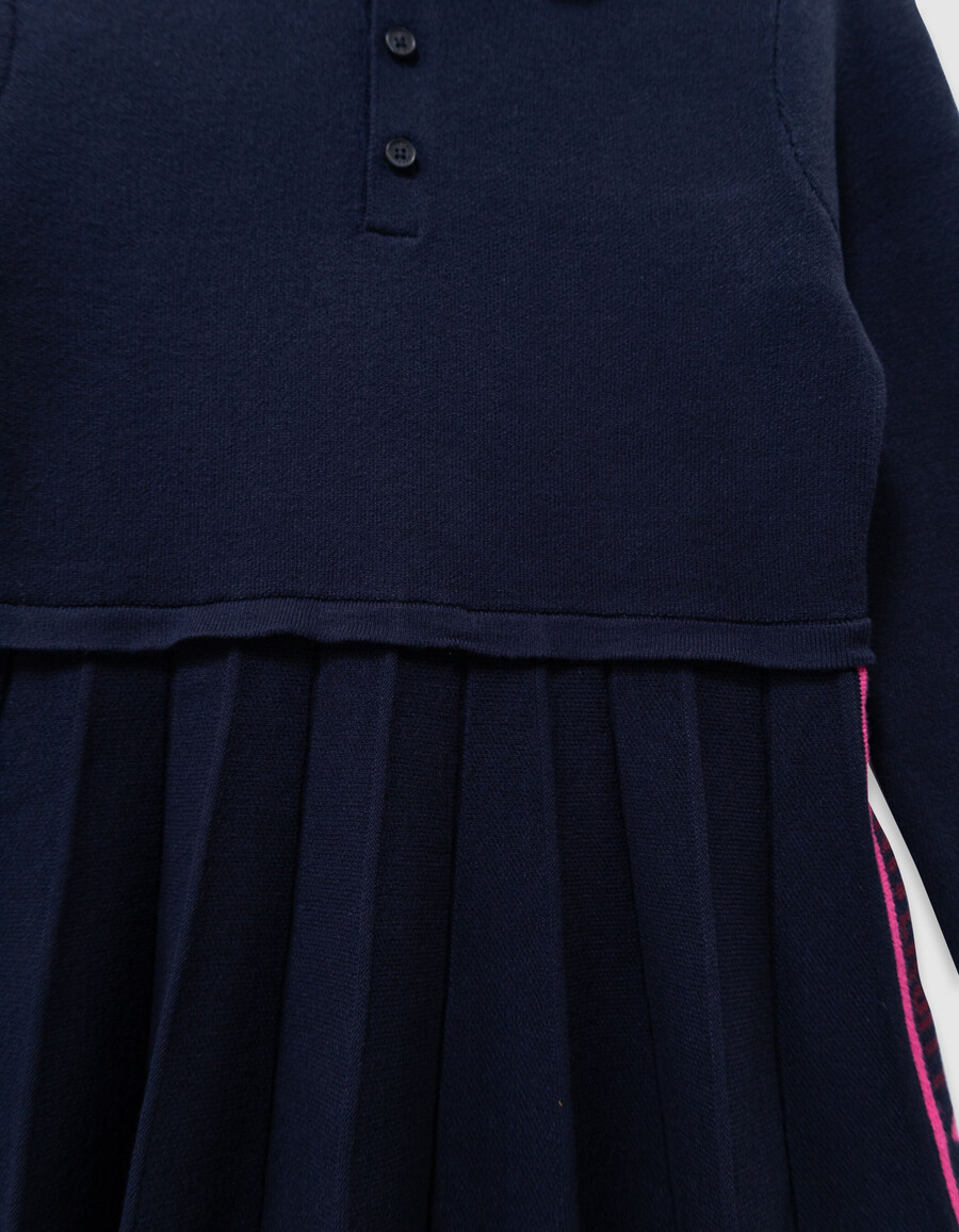 mädchen-strickkleid in marineblau mit falten und langen ärmeln