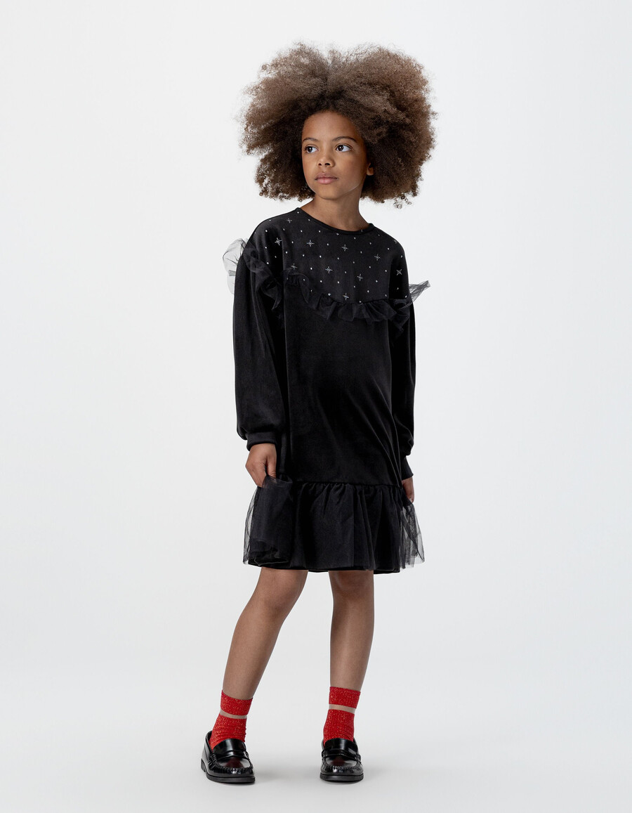 schwarzes besticktes samtkleid für mädchen mit tüllrüschen