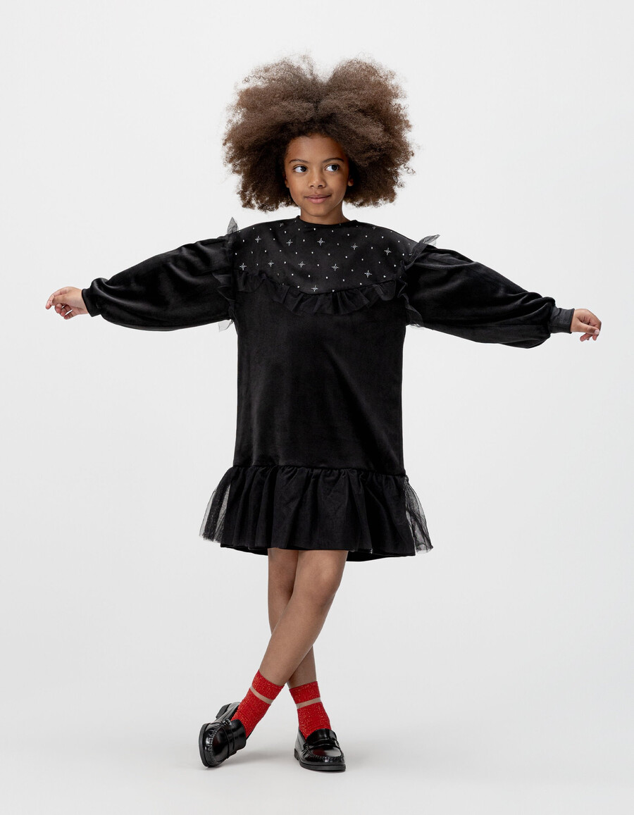 schwarzes besticktes samtkleid für mädchen mit tüllrüschen
