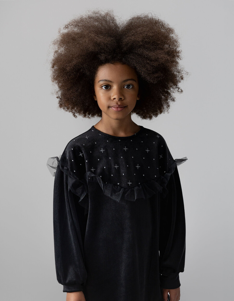 schwarzes besticktes samtkleid für mädchen mit tüllrüschen