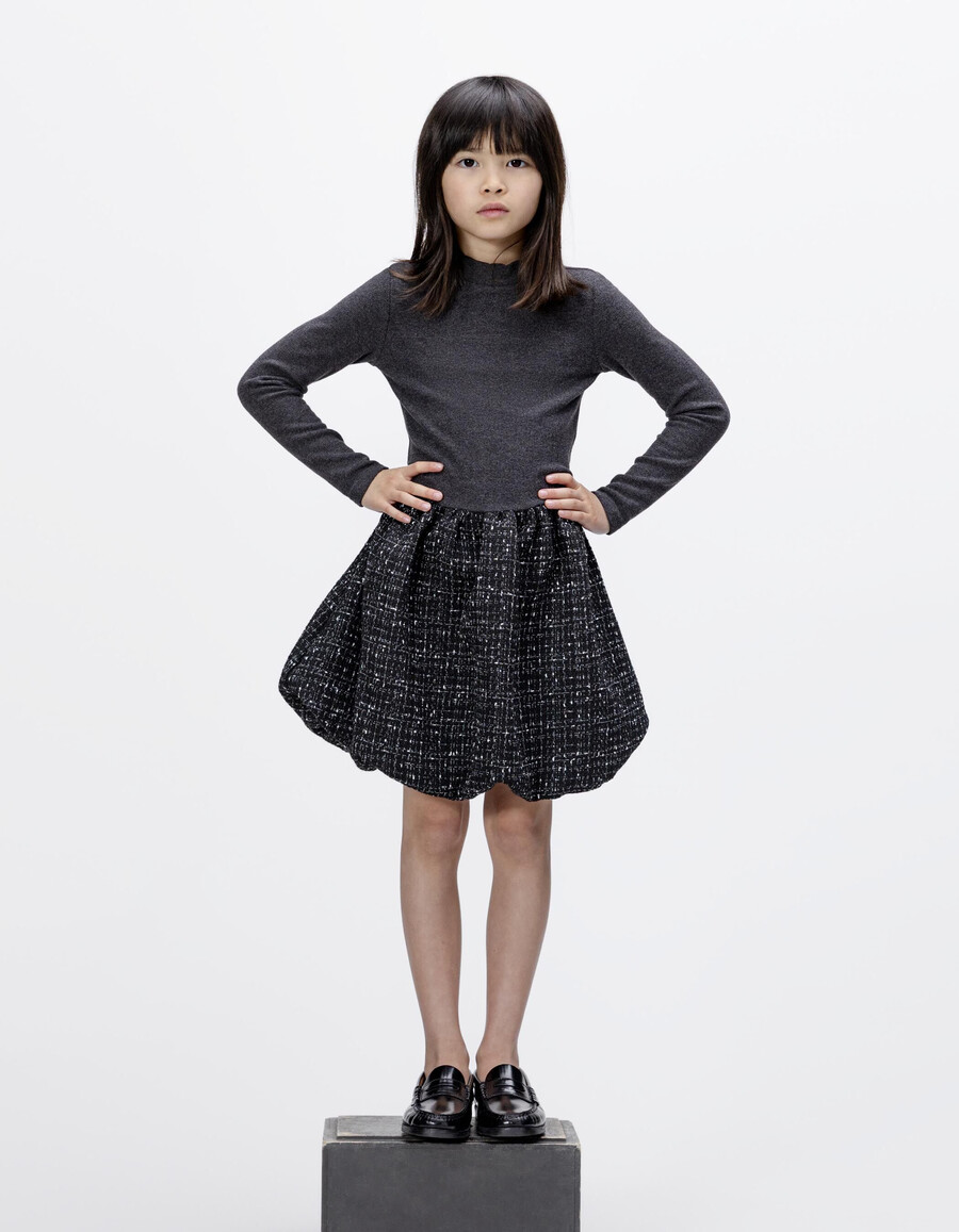 schwarzes mädchenkleid aus tweed-optik und verschiedenen stoffen