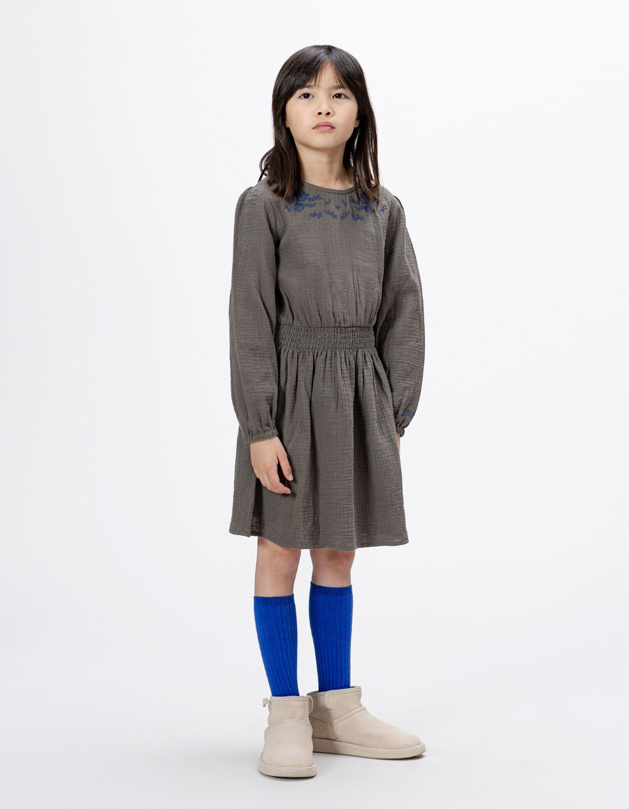 mädchenkleid in khaki mit marineblauer blumenstickerei