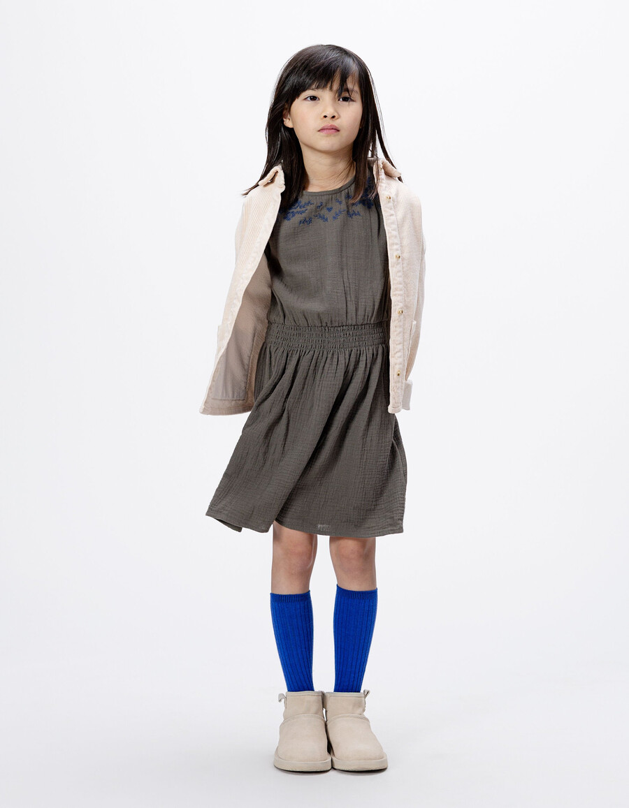 mädchenkleid in khaki mit marineblauer blumenstickerei
