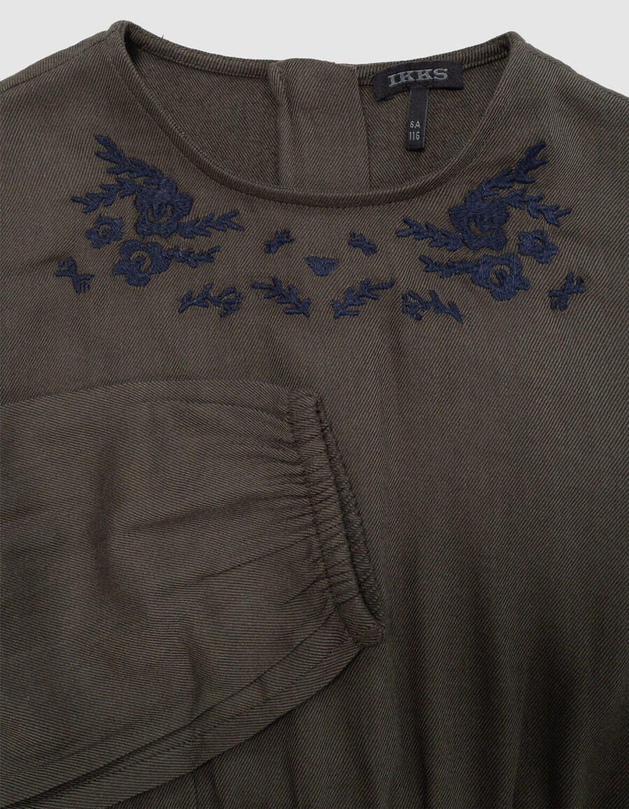 mädchenkleid in khaki mit marineblauer blumenstickerei