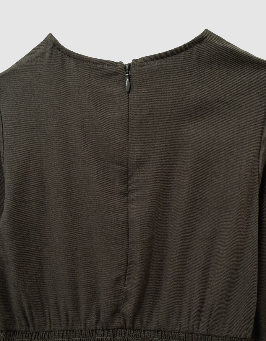 mädchenkleid in khaki mit marineblauer blumenstickerei