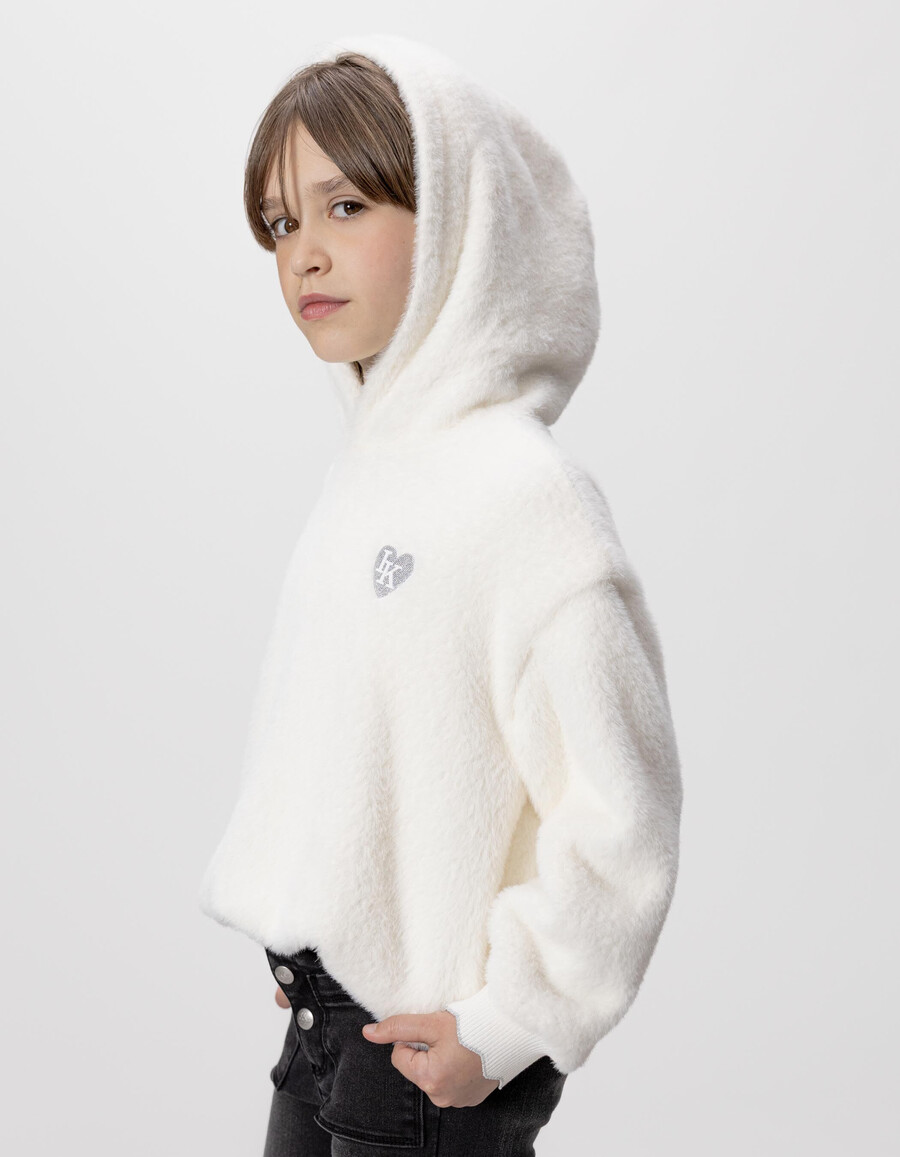 mädchen-kapuzenpullover in ecru mit herzaufnäher