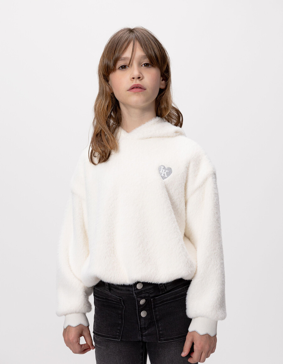 mädchen-kapuzenpullover in ecru mit herzaufnäher