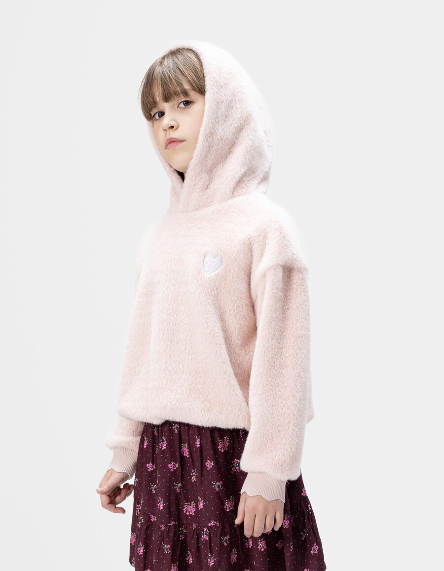 mädchen-kapuzenpullover in rosa mit herzaufnäher