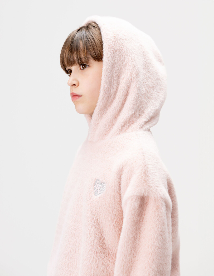 mädchen-kapuzenpullover in rosa mit herzaufnäher