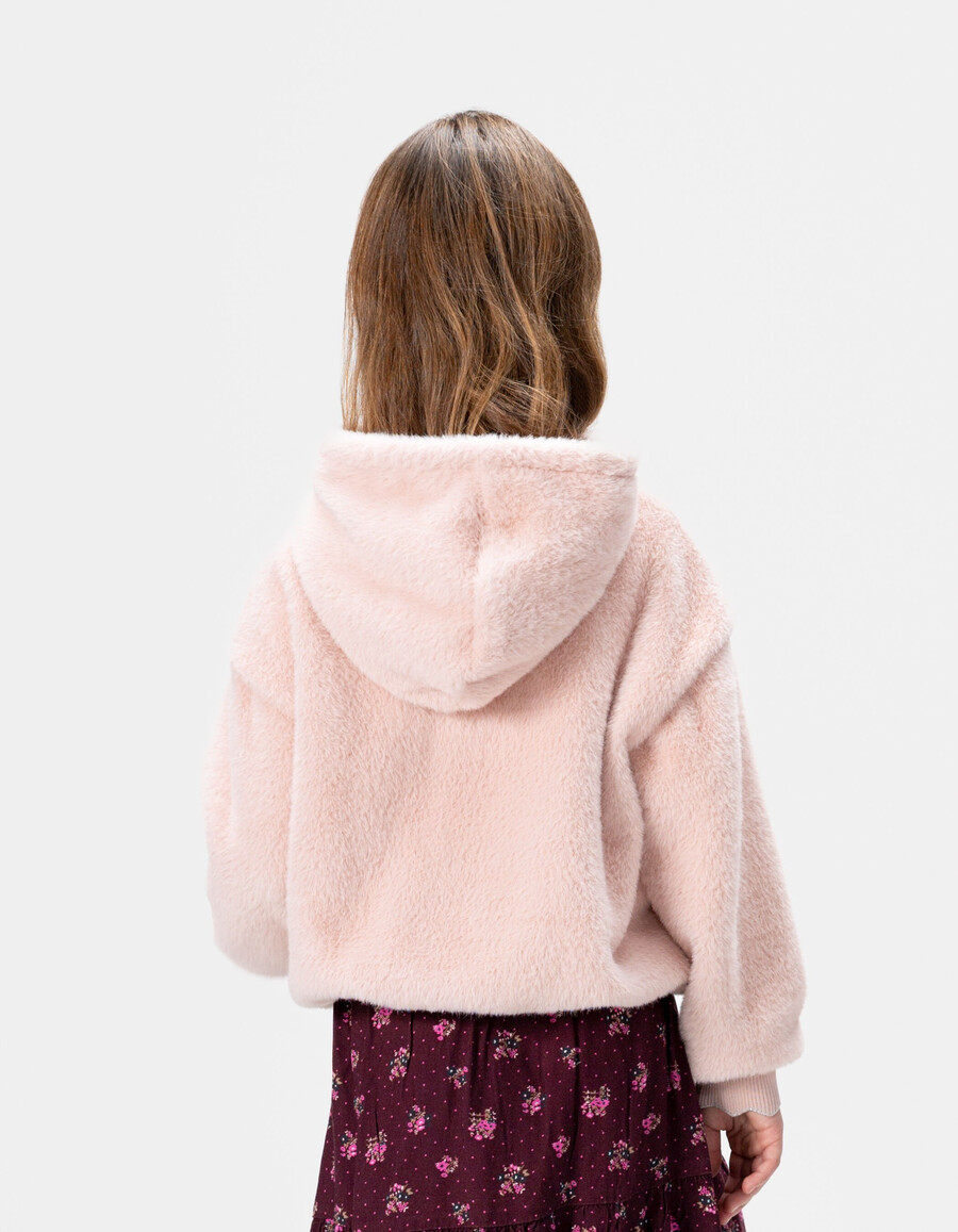 mädchen-kapuzenpullover in rosa mit herzaufnäher