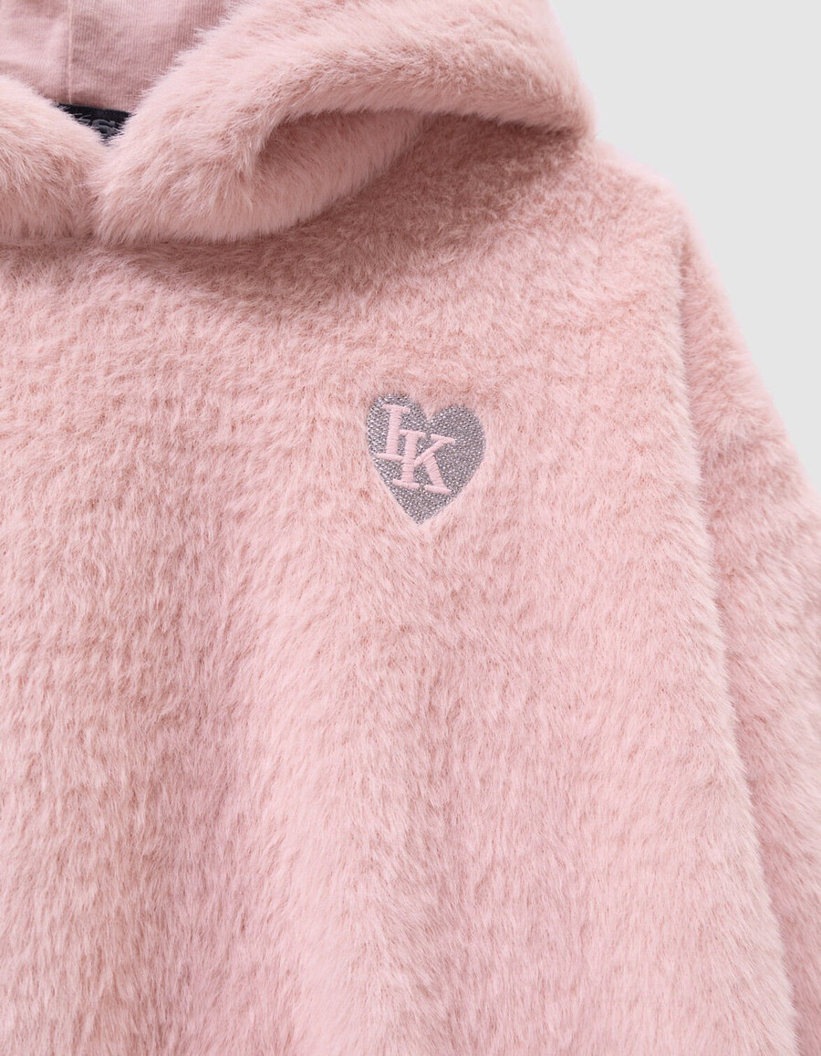 mädchen-kapuzenpullover in rosa mit herzaufnäher