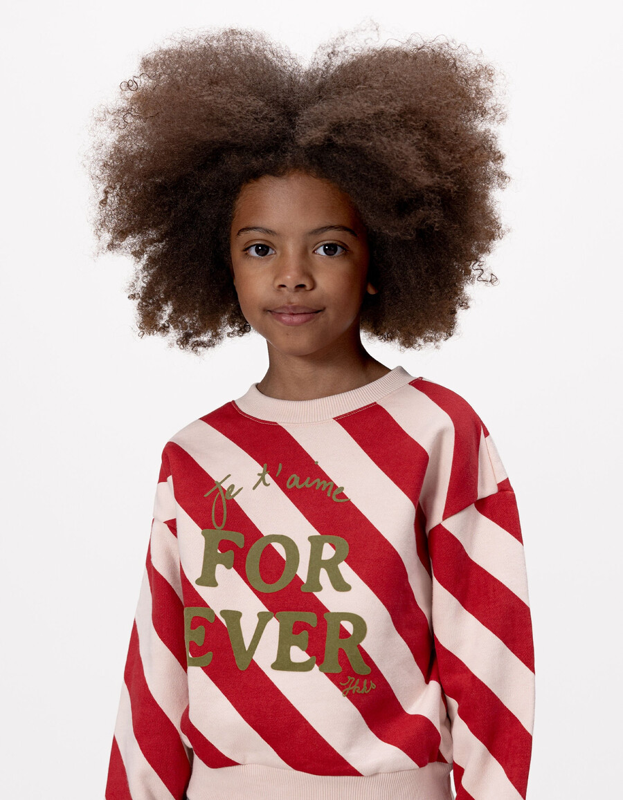 mädchen-sweatshirt mit roten und pinken streifen und slogan
