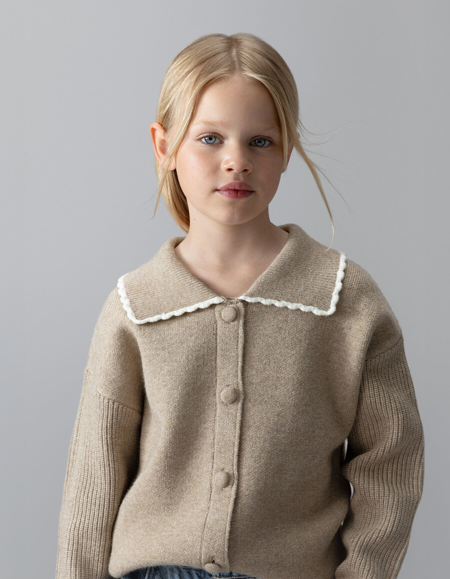 beige strickcardigan für mädchen mit gerippten ärmeln