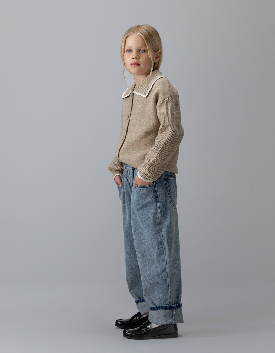 beige strickcardigan für mädchen mit gerippten ärmeln