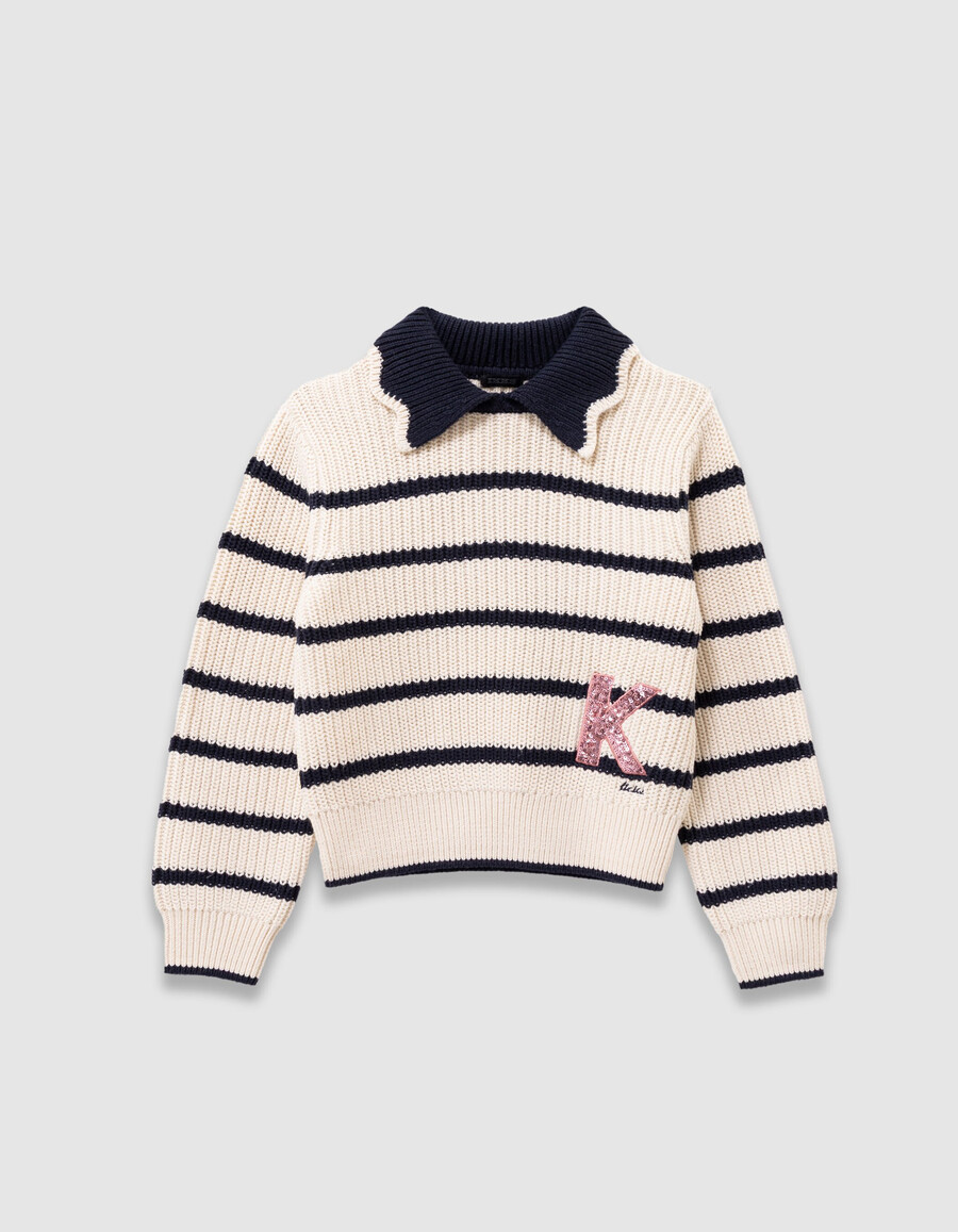mädchen-strickpullover in ecru marineblauer kragen paillettenbuchstabe