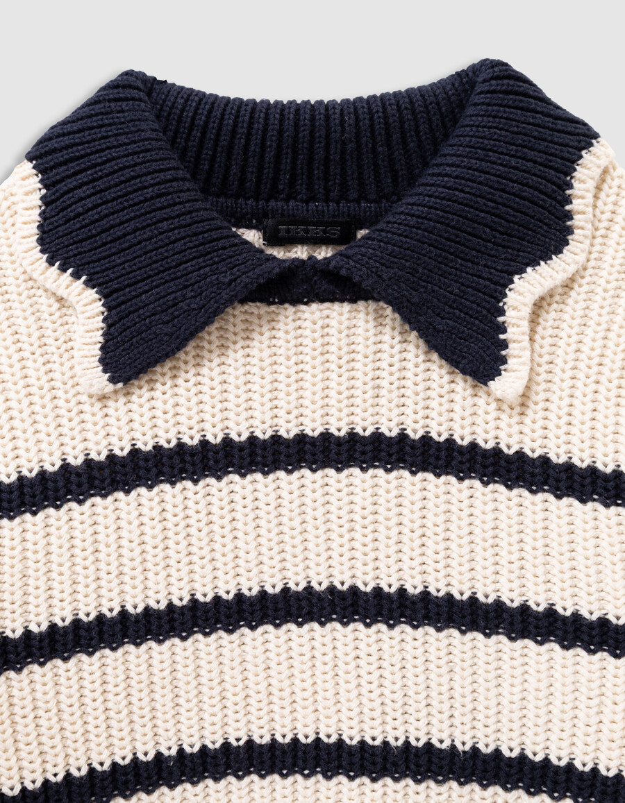 mädchen-strickpullover in ecru marineblauer kragen paillettenbuchstabe