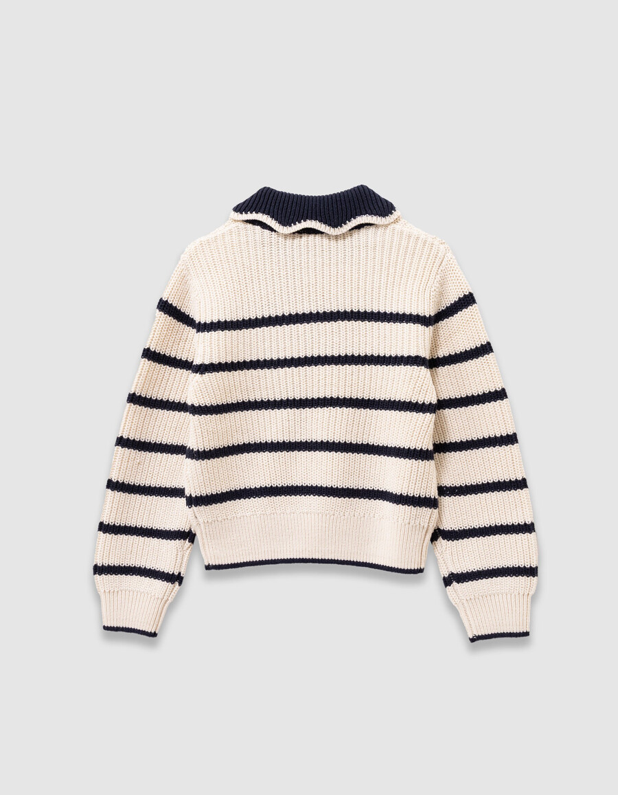 mädchen-strickpullover in ecru marineblauer kragen paillettenbuchstabe