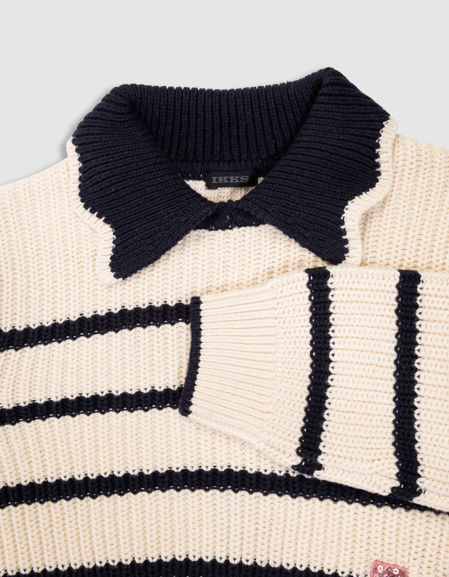 mädchen-strickpullover in ecru marineblauer kragen paillettenbuchstabe
