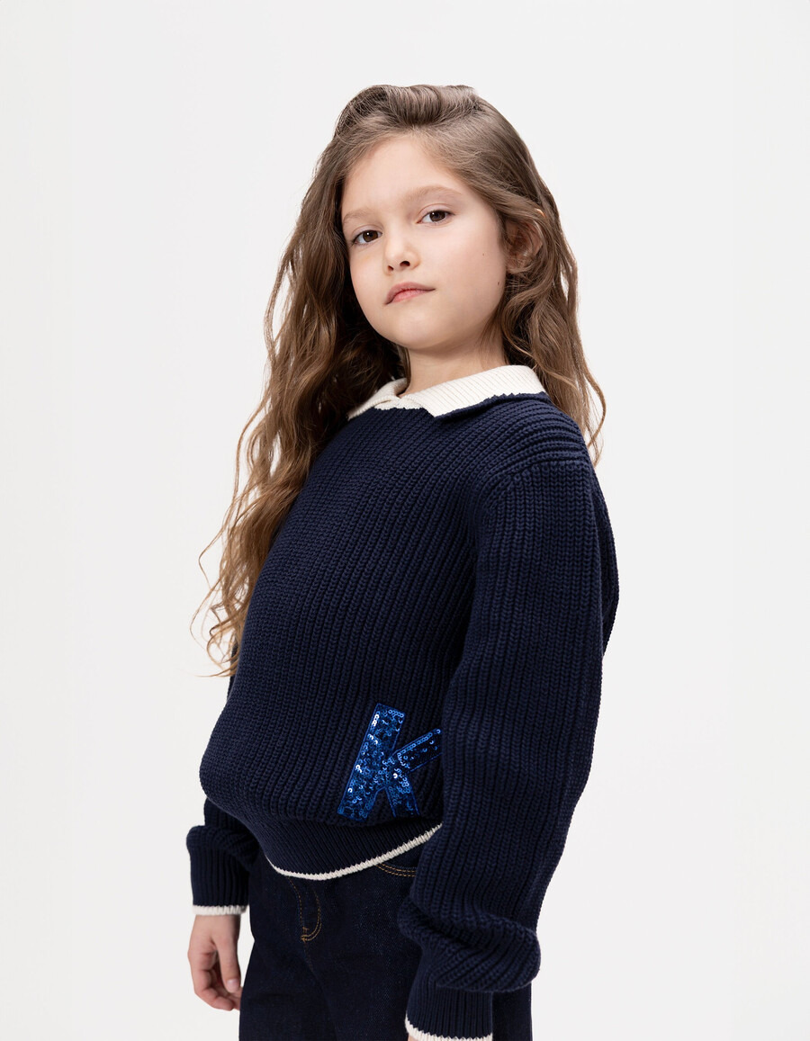 marineblauer strickpullover für mädchen ecrufarbener kragen paillettenbuchstabe