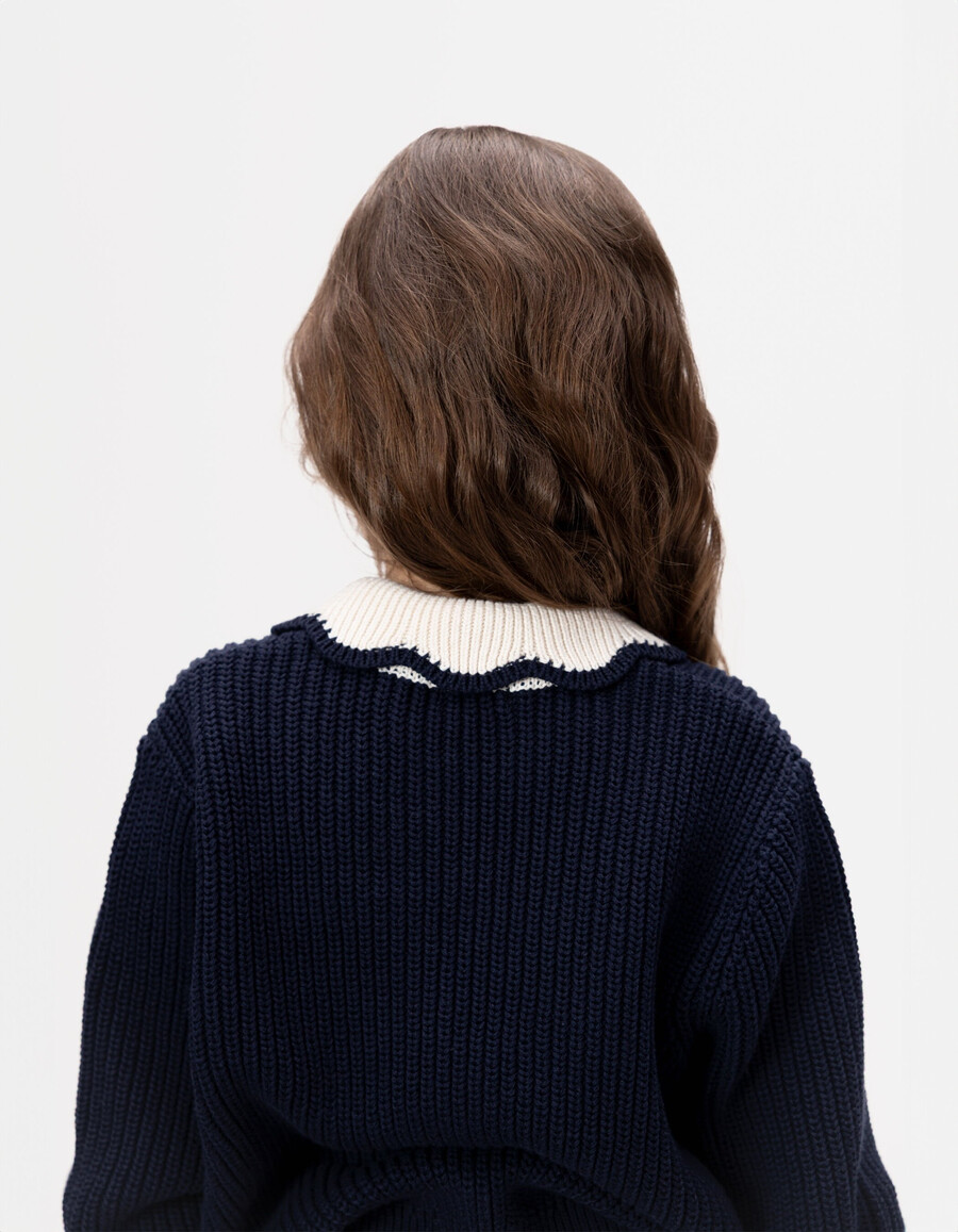 marineblauer strickpullover für mädchen ecrufarbener kragen paillettenbuchstabe