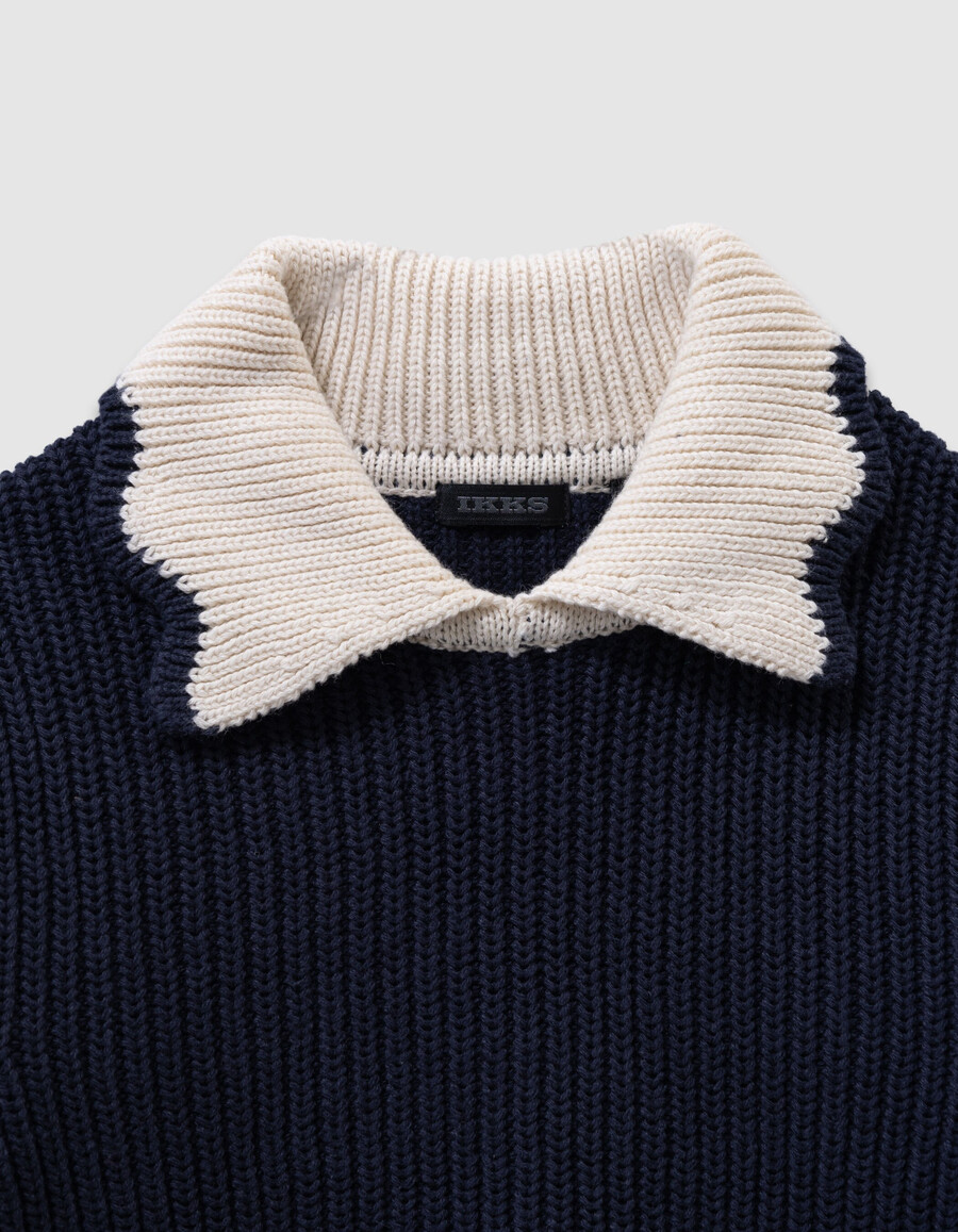 marineblauer strickpullover für mädchen ecrufarbener kragen paillettenbuchstabe