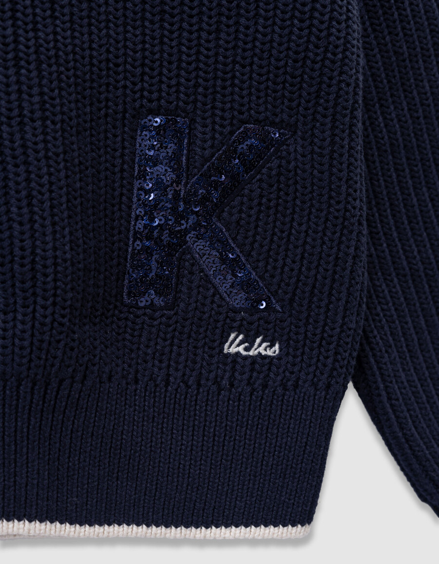 marineblauer strickpullover für mädchen ecrufarbener kragen paillettenbuchstabe