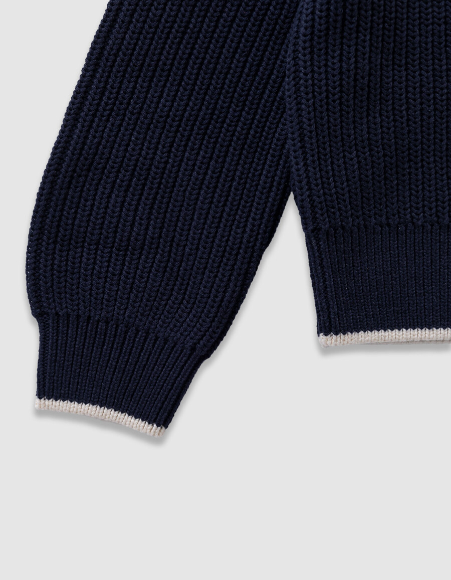 marineblauer strickpullover für mädchen ecrufarbener kragen paillettenbuchstabe